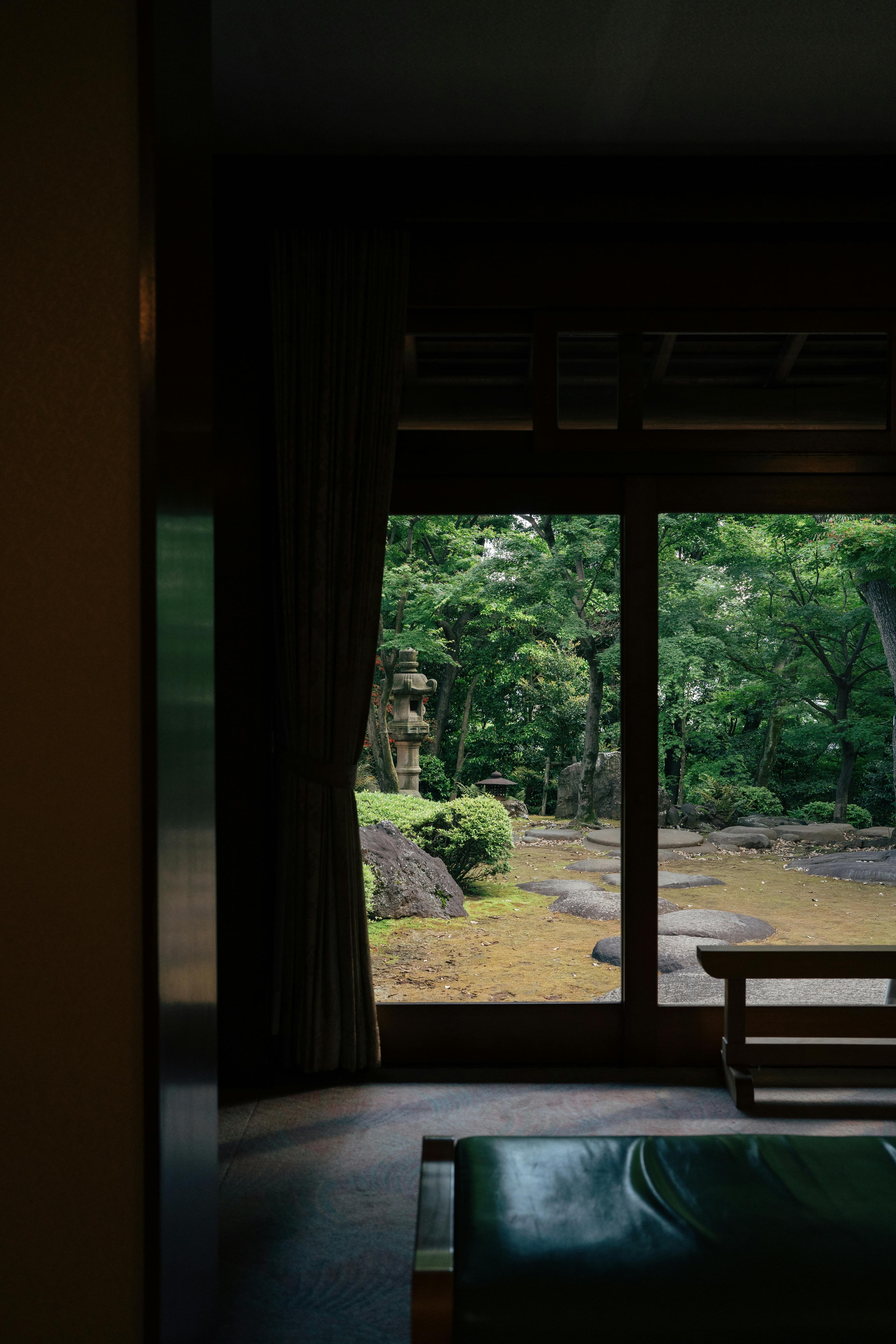 庭園を望む旅館の客室