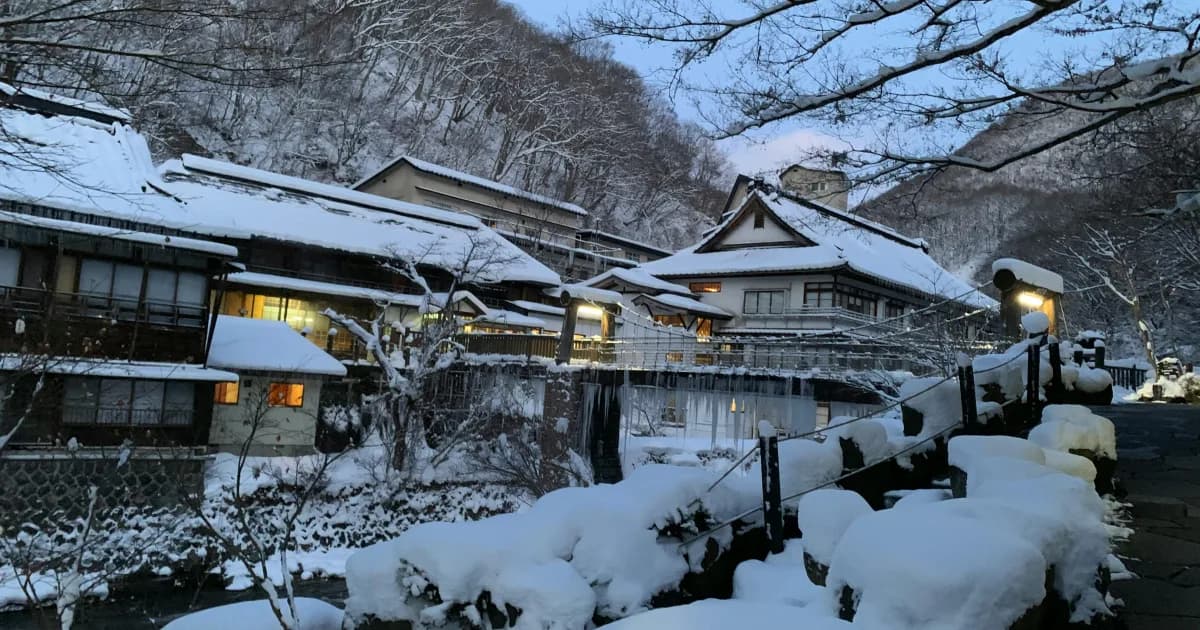 雪景色に包まれた温泉旅館の外観