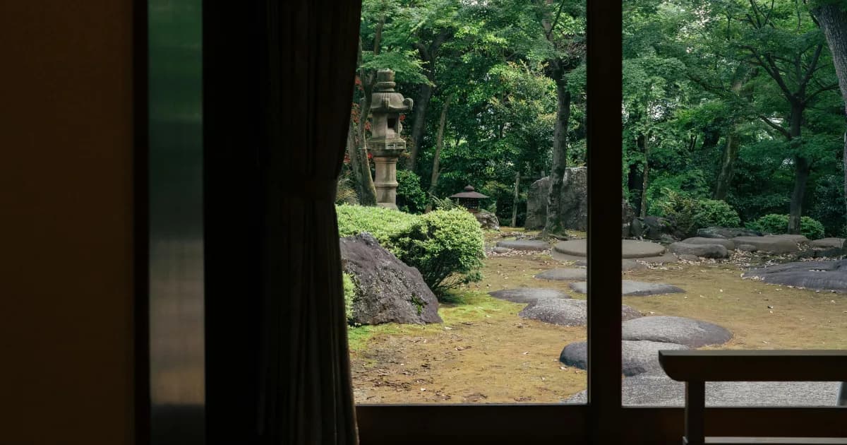 庭園を望む旅館の客室